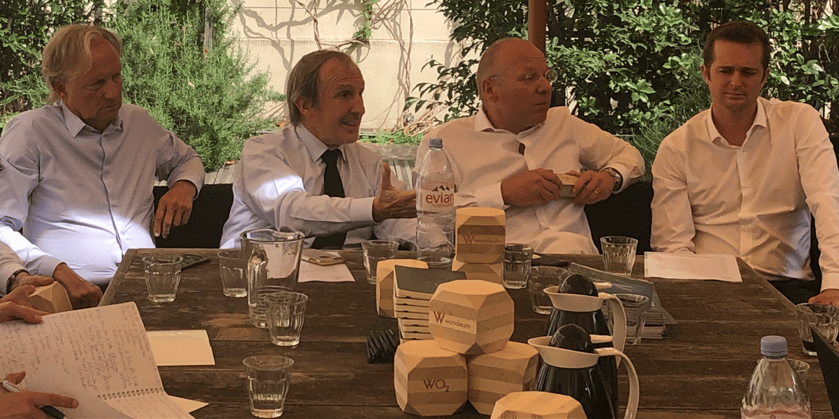 De gauche à droite : le co-fondateur de Woodeum Philippe Zivkovic, le président-fondateur du groupe Altarea Cogedim Alain Taravella, le co-fondateur de Woodeum Guillaume Poitrinal et le nouveau président du directoire de Woodeum Julien Pemezec.