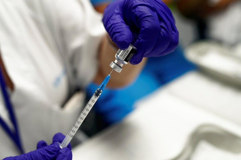 France: vaccination obligatoire des soignants et pass sanitaire elargi soumis mardi au conseil d'etat