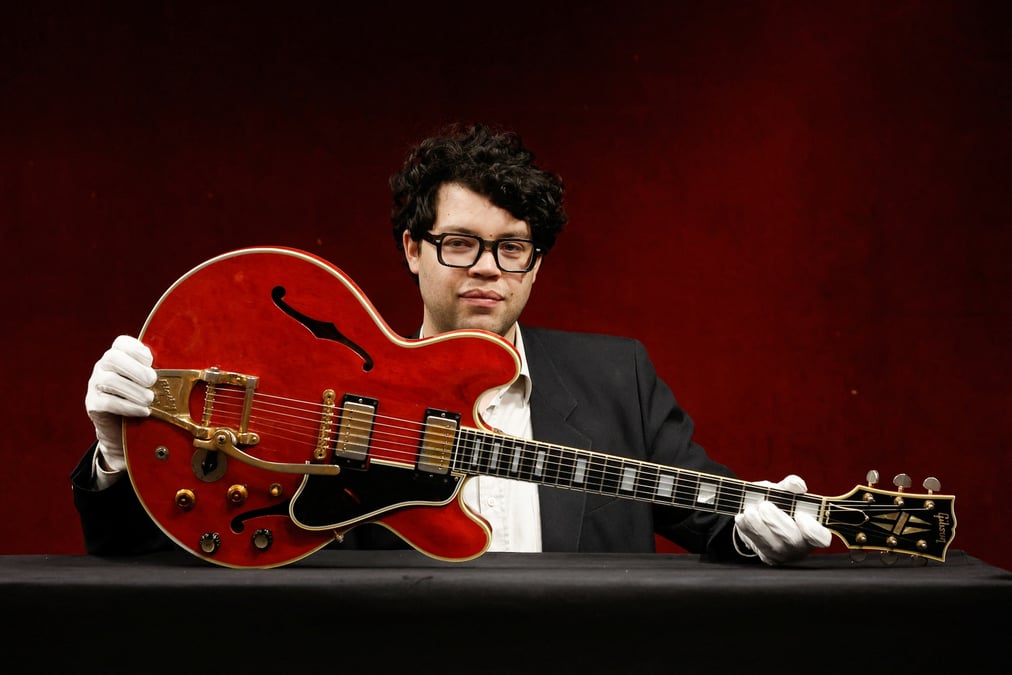 La guitare de la rupture d'oasis adjugee 300.000 euros