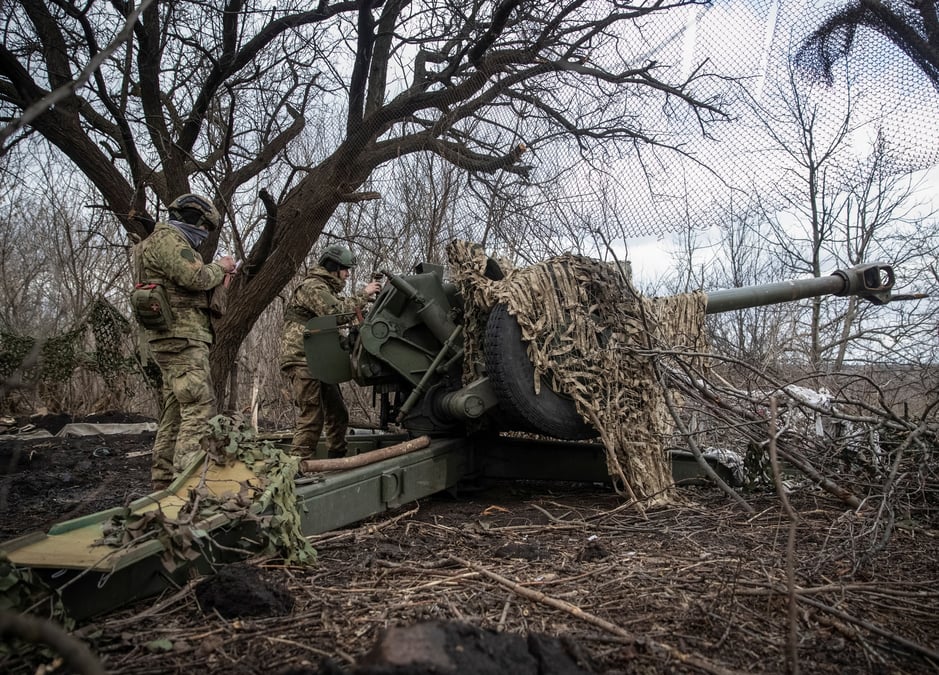 Des membres des services ukrainiens se preparent a tirer avec un obusier sur une ligne de front pres de la ville de bakhmut