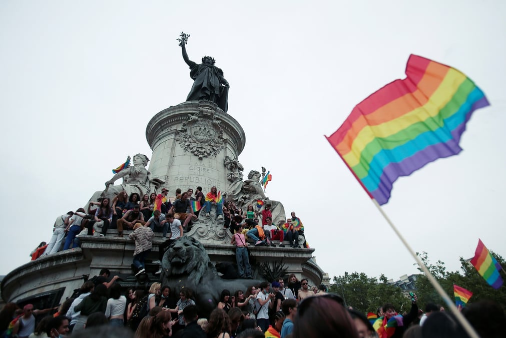 Des manifestants portant des drapeaux arc-en-ciel et des pancartes ors d'une marche des fiertes lgbtq a paris