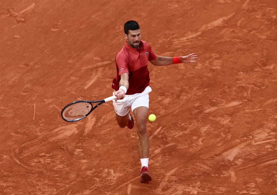 Novak djokovic de serbie en action lors de son match de roland garros contre francisco cerundolo d'argentine