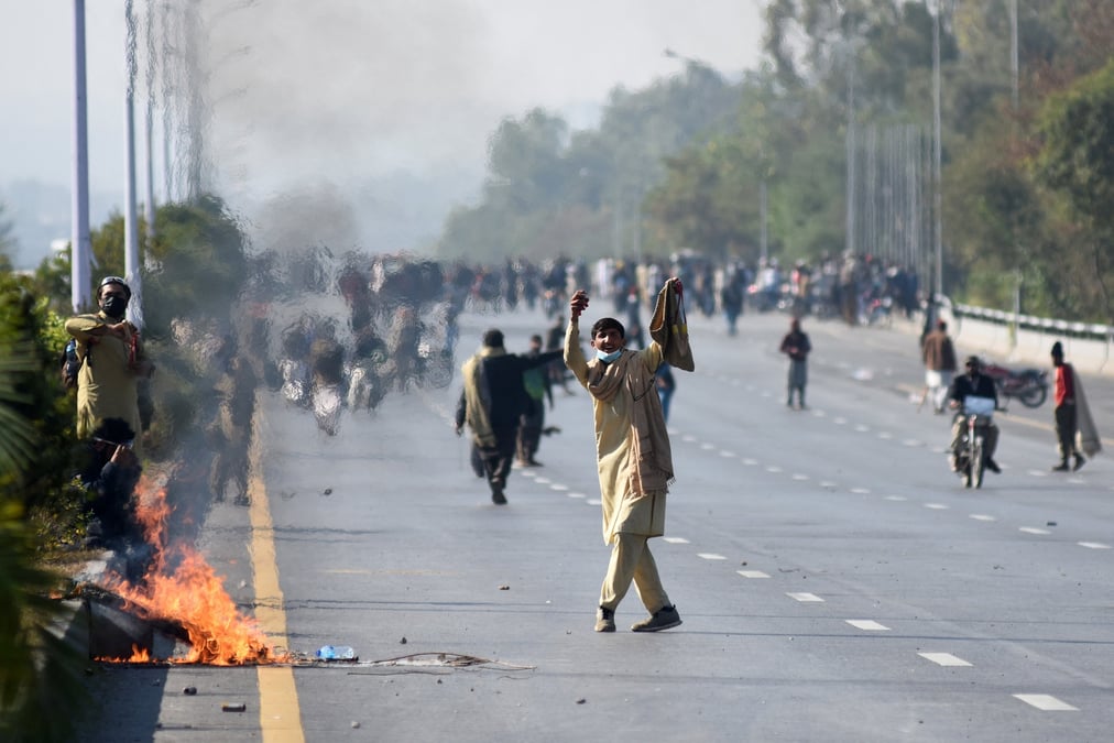 Des partisans du parti de l'ancien premier ministre pakistanais imran khan, le pakistan tehreek-e-insaf, manifestent a islamabad