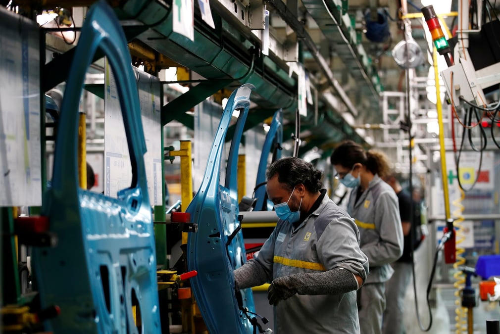 Des ouvriers travaillent sur la ligne d'assemblage de la Renault Zoe dans l'usine de Flins