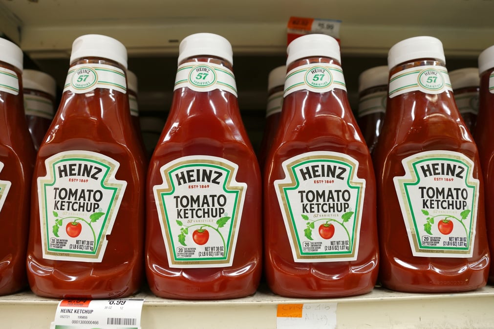 Des bouteilles de ketchup heinz dans un magasin de manhattan
