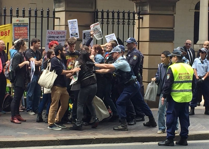 Critique contre les centres de retention des migrants en australie 