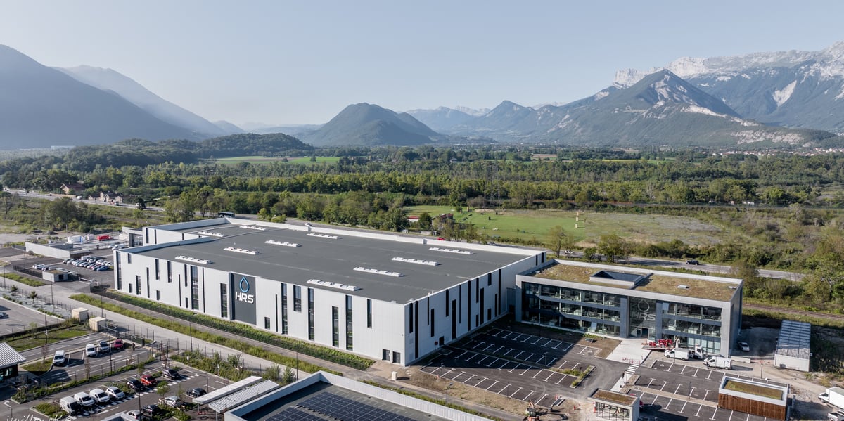 Avec ce nouveau site de plus de 10.000 m2 en région grenobloise, HRS compte passer de 60 à 180 stations produites chaque année. Un chiffre à remettre en perspective à l'aune des « quelques 200 stations qui sont installées à ce stade à l'échelle européenne ».