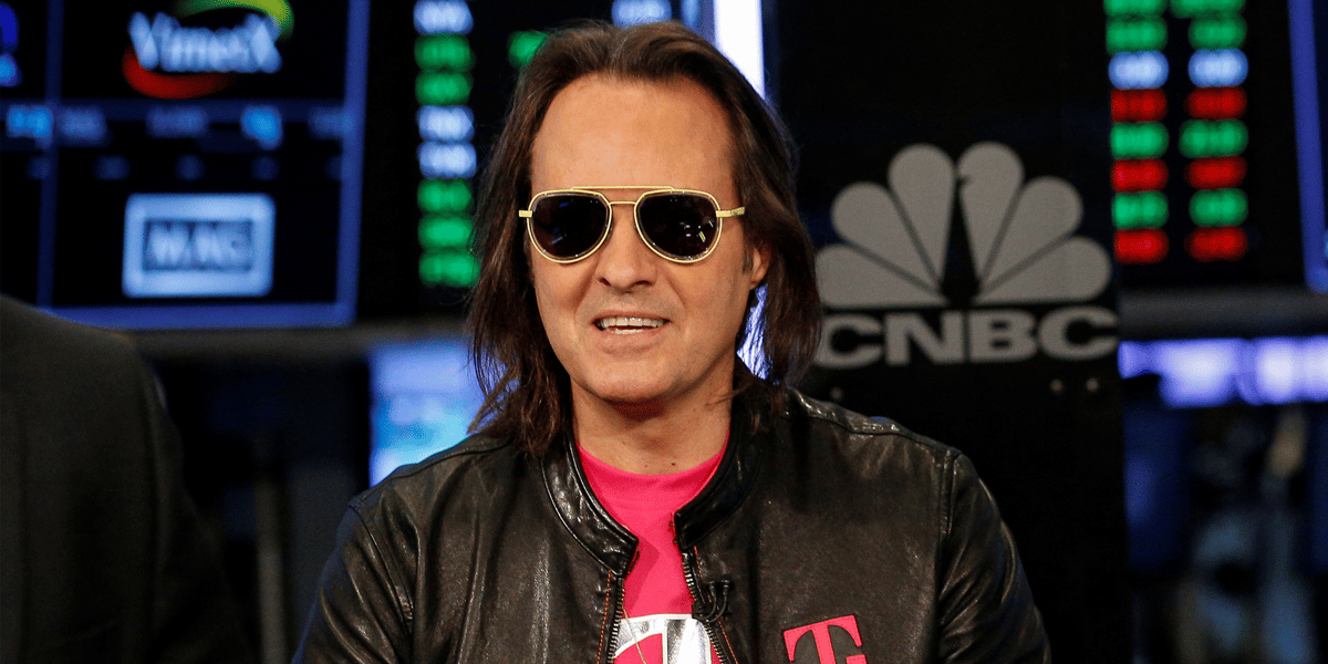 John Legere, ici en interview sur CNBC, est décrit comme un PDG atypique, avec ses cheveux longs, son compte Twitter très actif et son vocabulaire fleuri.