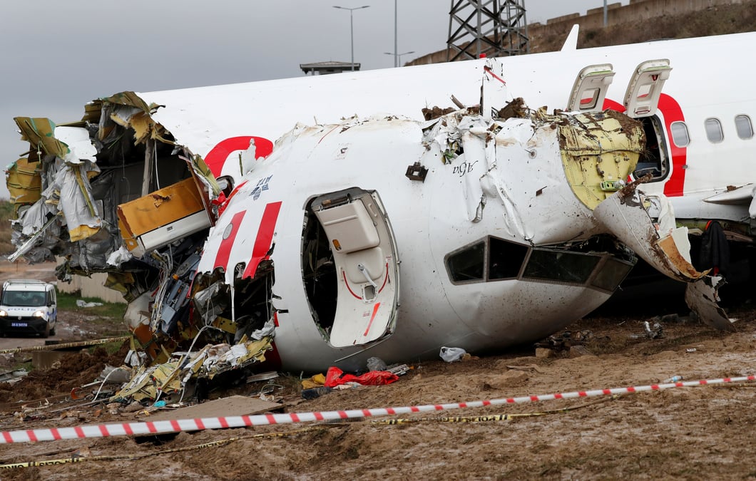 Un avion se brise a son atterrissage a istanbul, trois morts