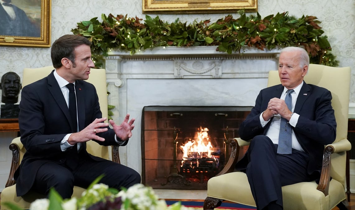 Le president francais emmanuel macron s'entretient avec le president americain joe biden