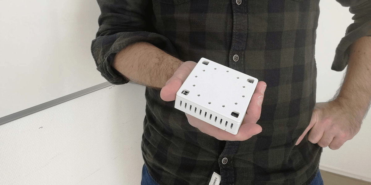 Grâce à son « Oreille augmentée des soignants », la jeune pousse Oso-AI a mis au point un petit boîtier pour détecter les bruits révélateurs de situations de détresse : gémissements, chute, trouble respiratoire, vomissement, etc.