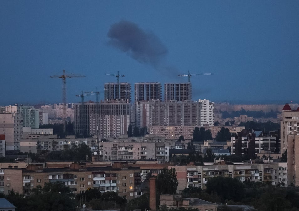 De la fumee s'eleve dans le ciel de la ville apres un tir de missile russe a kyiv