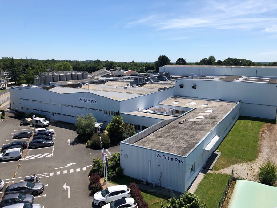 En 2022, Tetra Pak  a décidé un plan d'investissement spécifique de 100 millions d'euros pour réduire l'empreinte carbone de ses usines.