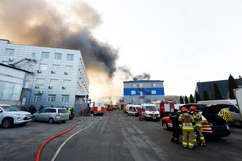 Des pompiers sur les lieux d'une frappe russe a kyiv