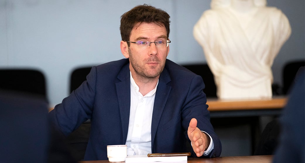 Nicolas Mayer-Rossignol, maire de Rouen, appelle à l’élaboration d’un nouveau pacte de confiance entre l’État et les territoires.