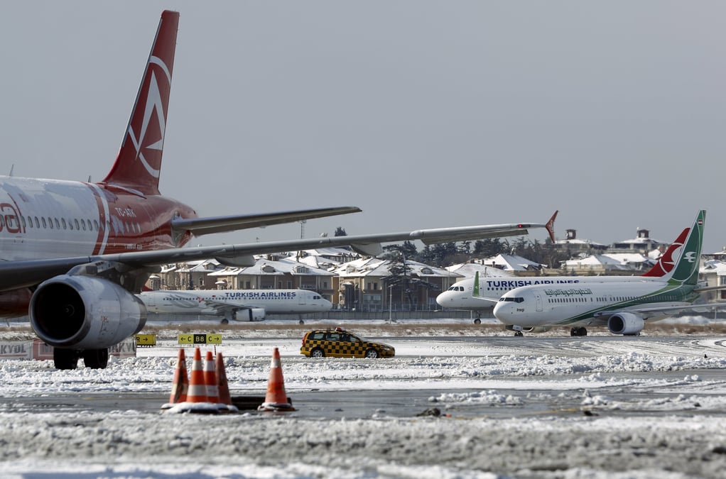 Des centaines de vols annules a istanbul en raison de la neige