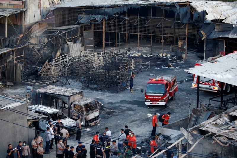 Interpellations apres l'accident dans une usine de djakarta