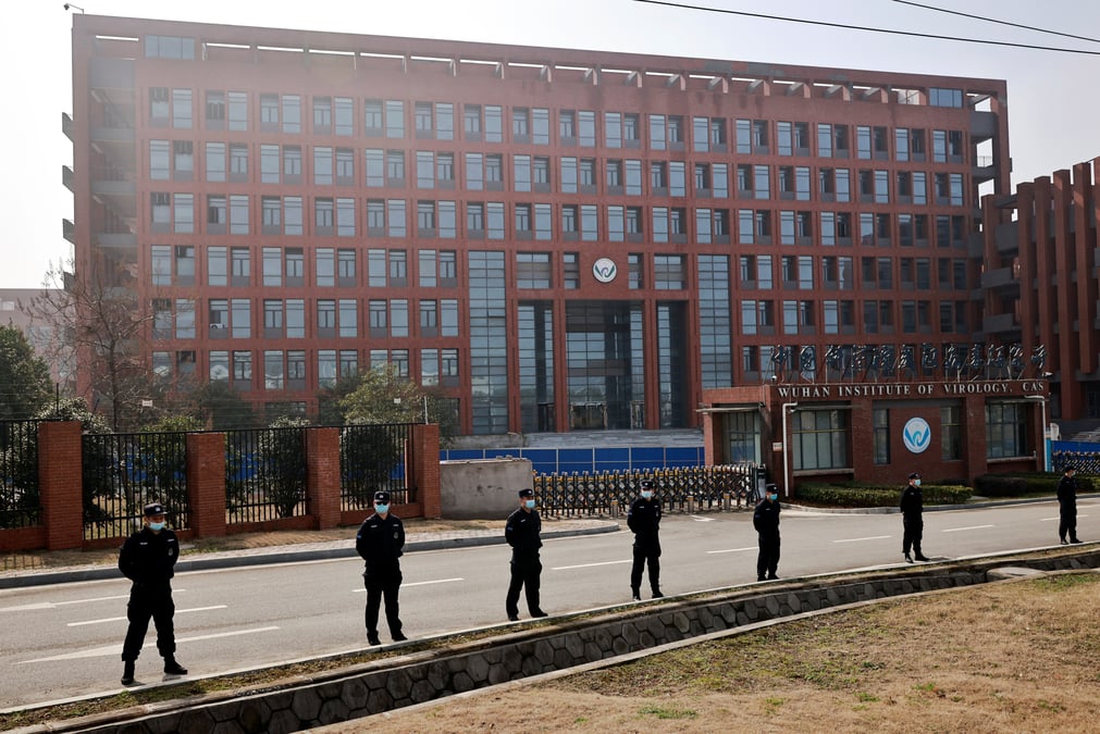 Coronavirus: l'equipe de l'oms visite l'institut de virologie de wuhan