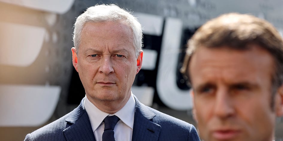 Bruno Le Maire et Emmanuel Macron lors d'une visite à l'usine de poudres et d'explosifs Eurenco à Bergerac, dans le sud-ouest de la France, le 11 avril 2024.