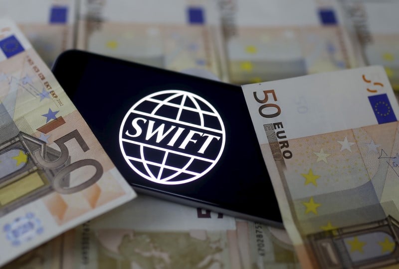 La part de l'euro dans le systeme monetaire mondial recule