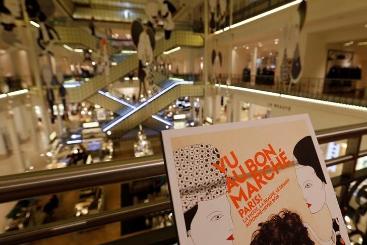 Les grands magasins parisiens retrouvent des couleurs