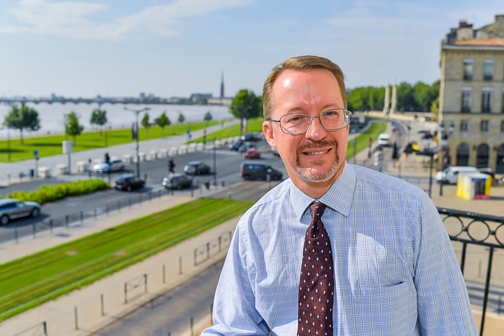 Dan Hall, consul des Etats-Unis d'Amérique à Bordeaux, photographié depuis le balcon de l'hôtel Fenwick, siège de la première représentation diplomatique ouverte par les Etats-Unis.