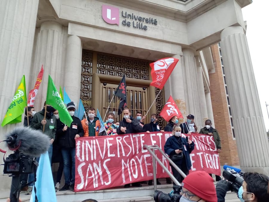 Rassemblement des syndicats étudiants, le 20 janvier dernier, contre la précarité étudiante et pour un plan d'urgence pour les facultés, devant le siège de l'Université de Lille.