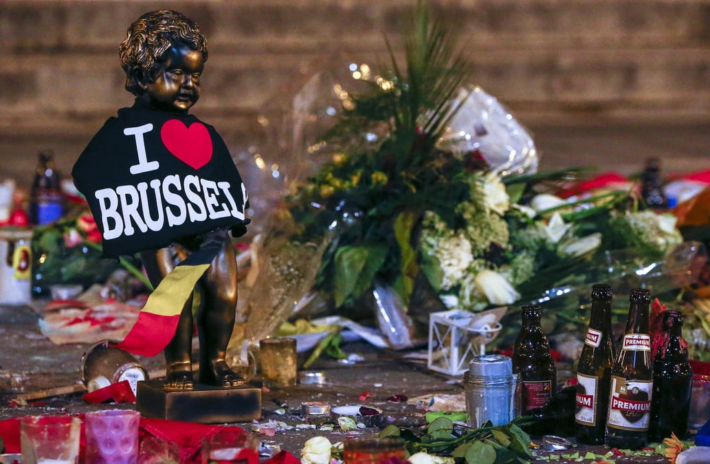 Photo d'archives d'une replique de la statue du manneken-pis parmi les fleurs d'un memorial pour les victimes des attentats a bruxelles en 2016