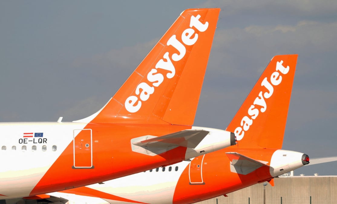 Photo d'avions de la compagnie easyjet sur le tarmac de l'aeroport paris charles de gaulle