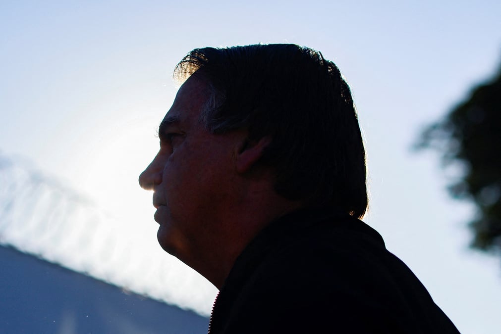 L'ancien president bresilien jair bolsonaro regarde l'aeroport international de brasilia, a brasilia, au bresil