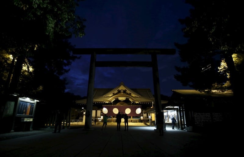 Offrande rituelle au sanctuaire de yasukuni du premier ministre japonais