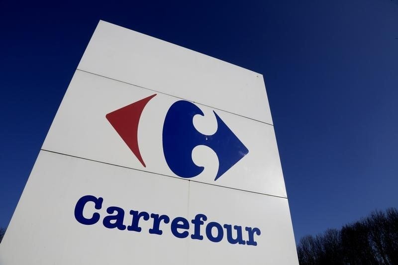 Carrefour gagne plus de 4% a la mi-seance
