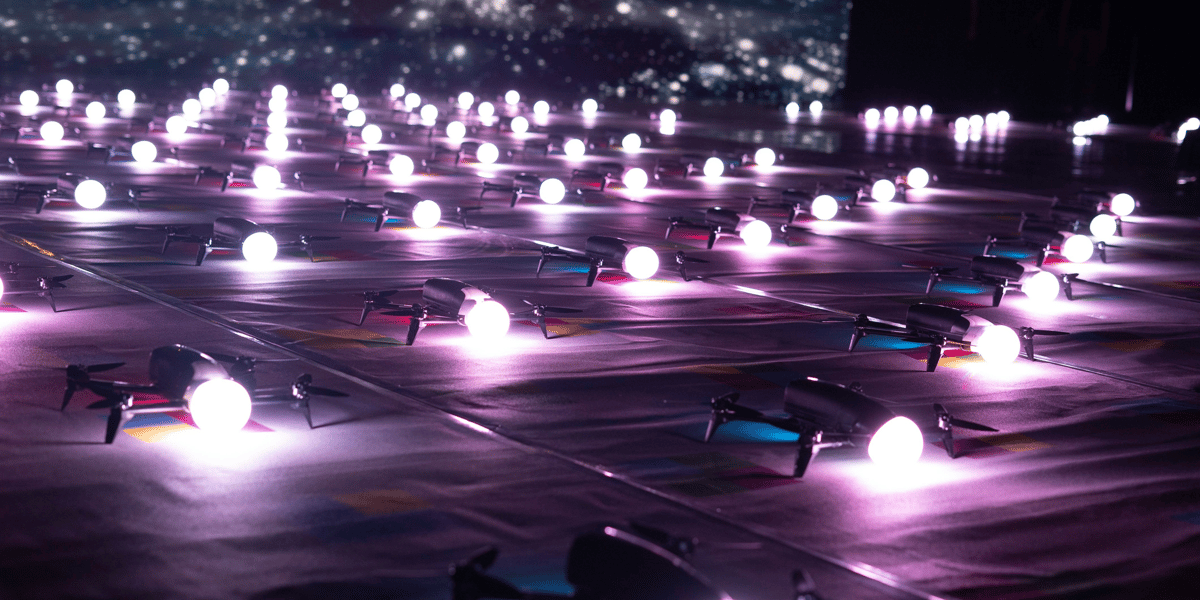 Une répétition, à Turin, du spectacle de Dronisos combinant le vol de 200 drones.