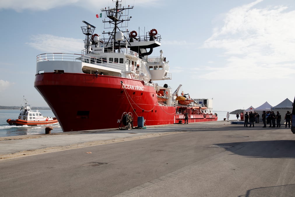 Amnesty international relaie l'appel au secours du navire humanitaire ocean viking