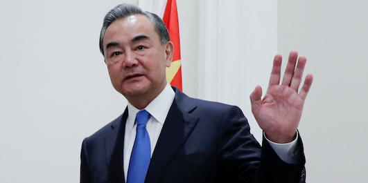 "Nous avons la possibilité de conclure d'ici à la fin de l'année. Il faut faire un pas l'un vers l'autre", a déclaré le chef de la diplomatie chinoise Wang Yi lors d'une conférence ce dimanche à l'Institut français des relations internationales (IFRI) à Paris, dans le cadre d'une tournée en Europe.