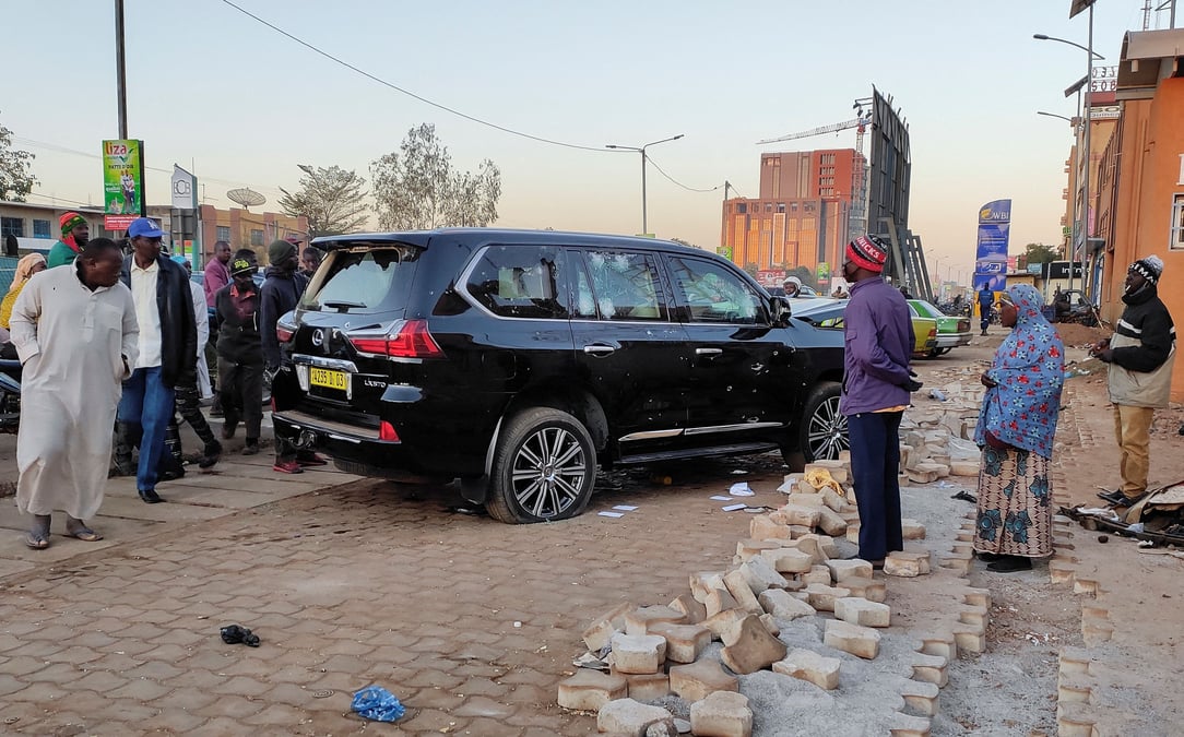 Burkina faso: l'armee dit avoir depose le president, suspend la constitution