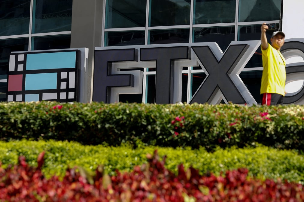 Le logo de ftx a l'entree de la ftx arena a miami, en floride