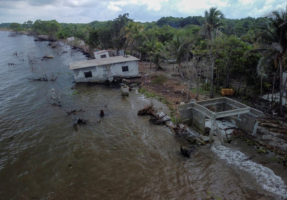 Les restes de maisons construites sur le littoral et detruites en raison de la montee du niveaux des eaux a el bosque, au mexique