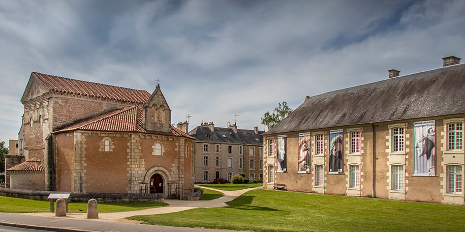 Musée Sainte- Croix, où l’on peut observer sur un vitrail la main d’Aliénor d’Aquitaine.