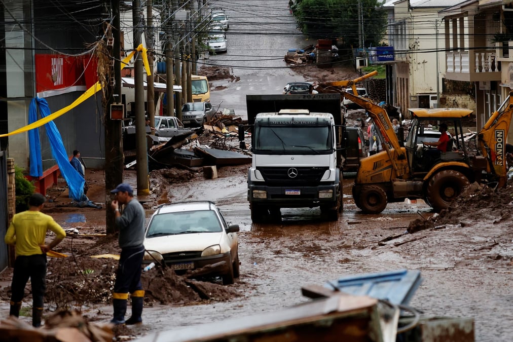 Des personnes aident a nettoyer des maisons partiellement detruites par les inondations a mucum, dans l'etat du rio grande do sul