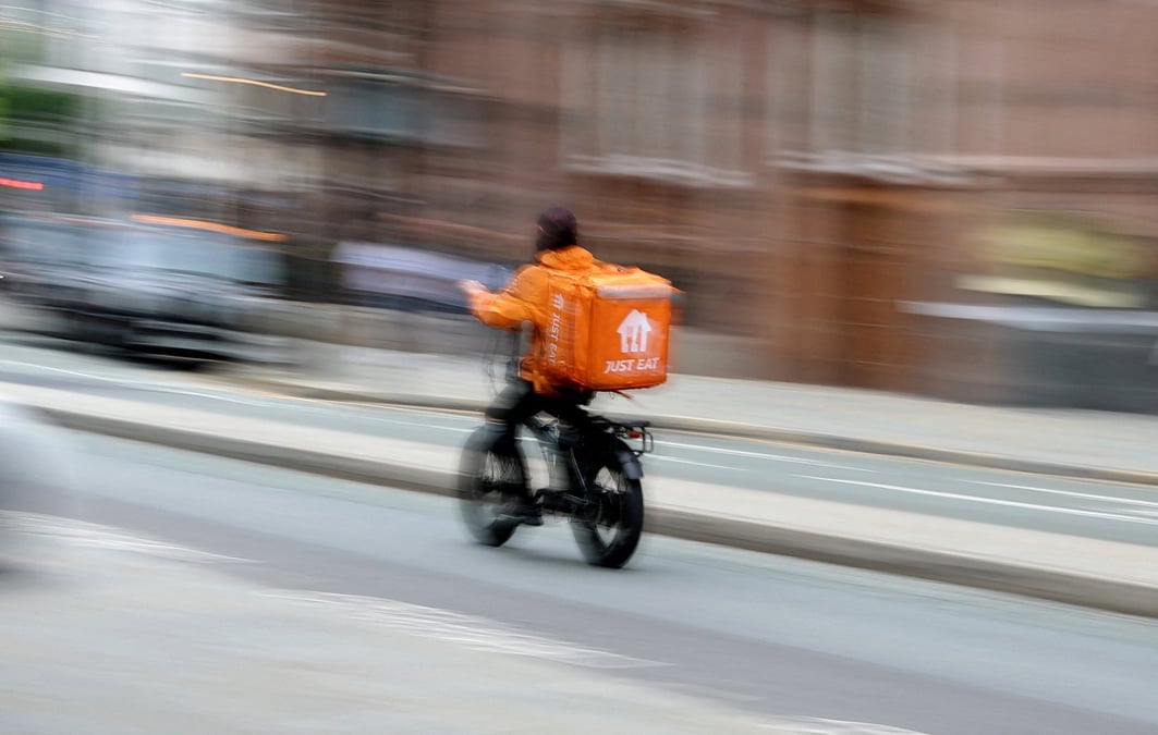Un livreur de just eat circule a velo dans manchester