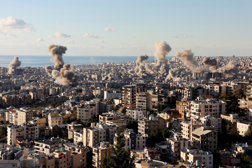 De la fumee s'eleve au-dessus des banlieues sud de beyrouth, apres des frappes israeliennes