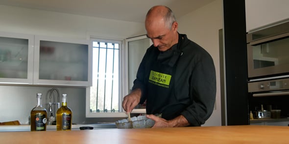 La gamme de produits de l'Oliveraie Jeanjean, élaborée par le chef cuisinier Fabien Jeanjean, est distribuée sur la nouvelle Boutique des producteurs d'Amazon