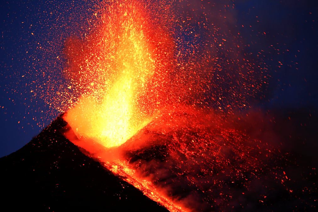 L'etna entre en eruption, fermeture de l'aeroport de catane