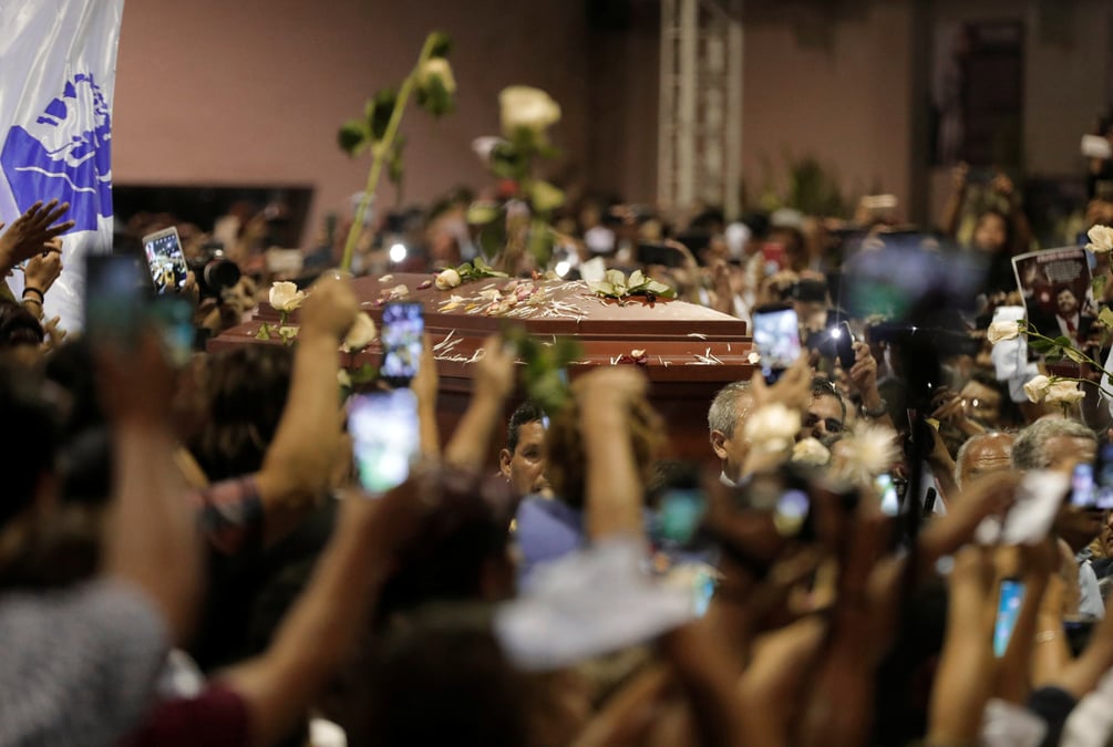 Des milliers de peruviens rendent hommage a l'ex-president garcia