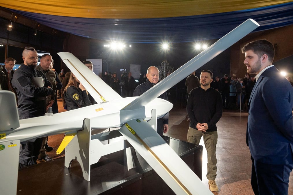 Le president ukrainien volodimir zelensky et le chancelier allemand olaf scholz visitent une exposition de vehicules sans pilote ukrainiens