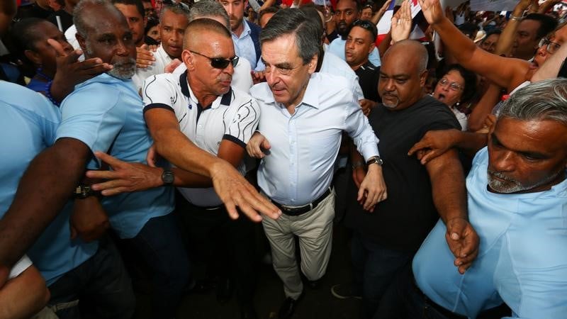 Fillon a le soutien des deputes de son camp mais reste menace par la justice