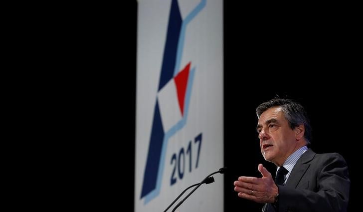 Les proches de fillon denoncent un "feuilletonnage"