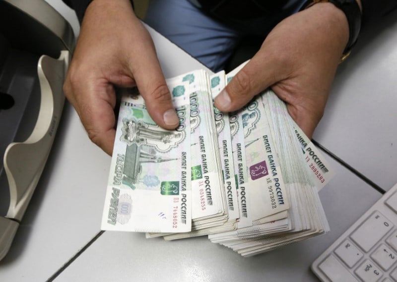 Les sanctions us a l'etude contre moscou font chuter le rouble