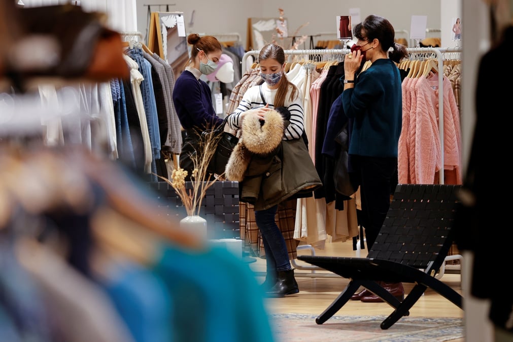 France: les commerces rouvrent pour tenter de limiter la casse en 2020